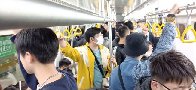 周末的济南地铁，拥挤了